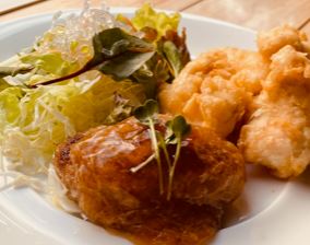火曜日のランチは、ハンバーグととり天
